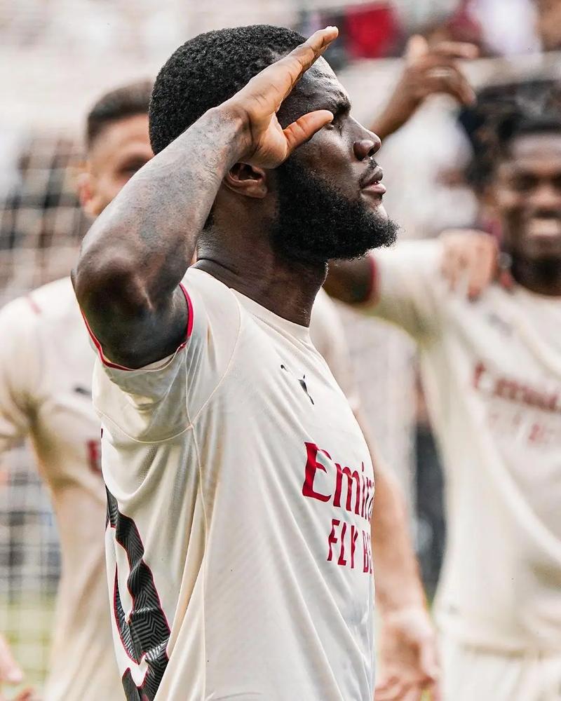 马竞表彰50年以上的老会员，球队主席塞雷佐出席并颁发纪念章（马竞为入会50年以上资深会员授勋，主席塞雷佐亲临颁发纪念章）