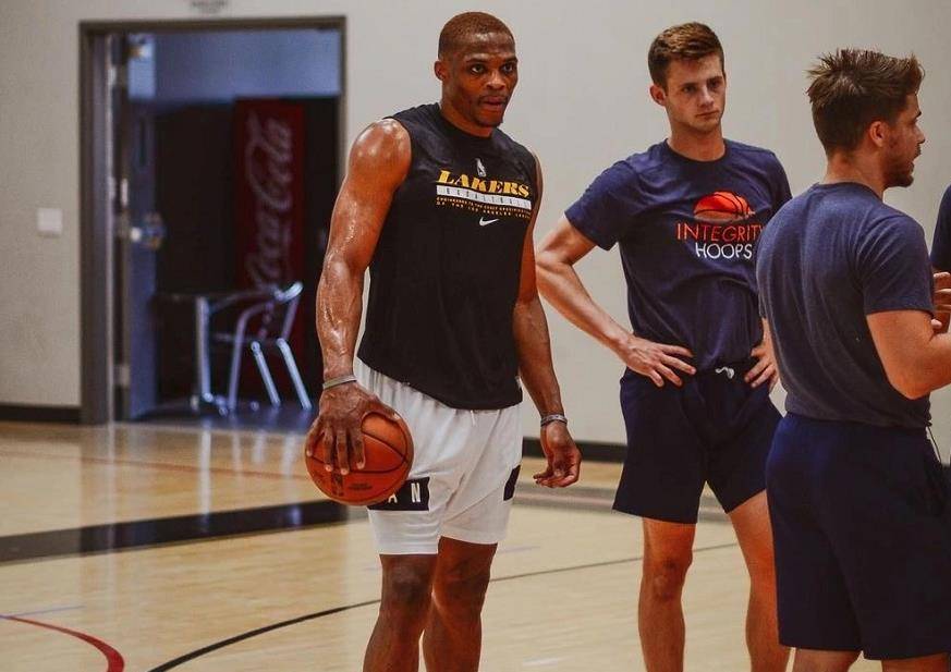 图片报：虽然脚踝疼痛感依然强烈，但基米希想带伤出战阿森纳（图片报：脚踝伤痛未愈，基米希欲带伤出战阿森纳）