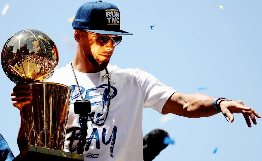 拉波尔塔：我们正着手在诺坎普为梅西立雕像，他值得如此致敬（拉波尔塔：巴萨正推进在诺坎普为梅西树立雕像，他配得上这份致敬）